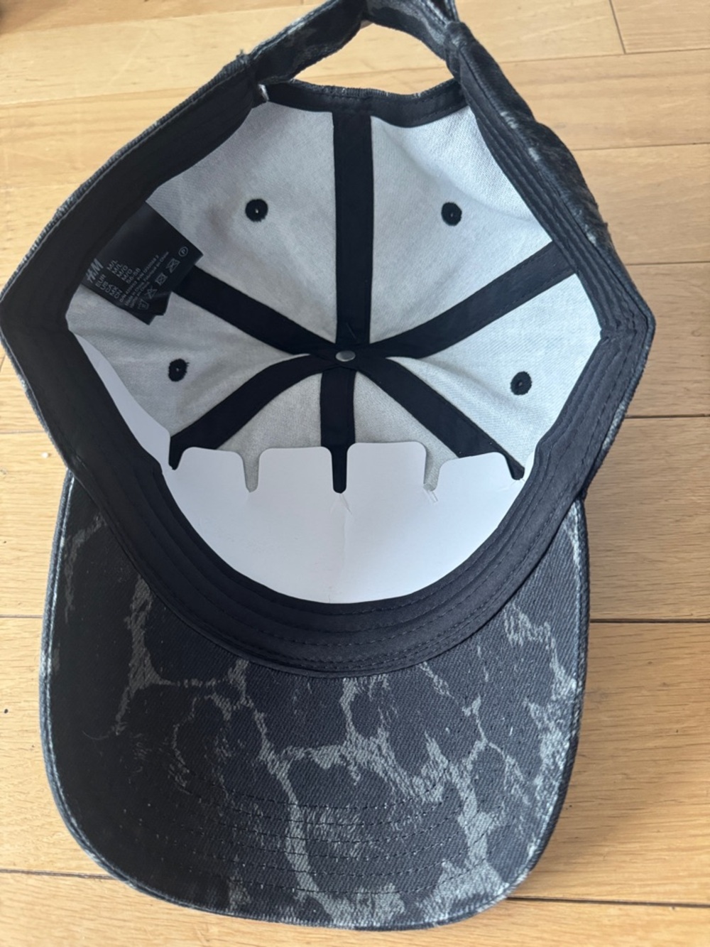 H&M cheetah Patterned Baseball Cap - Picture 4 of 4